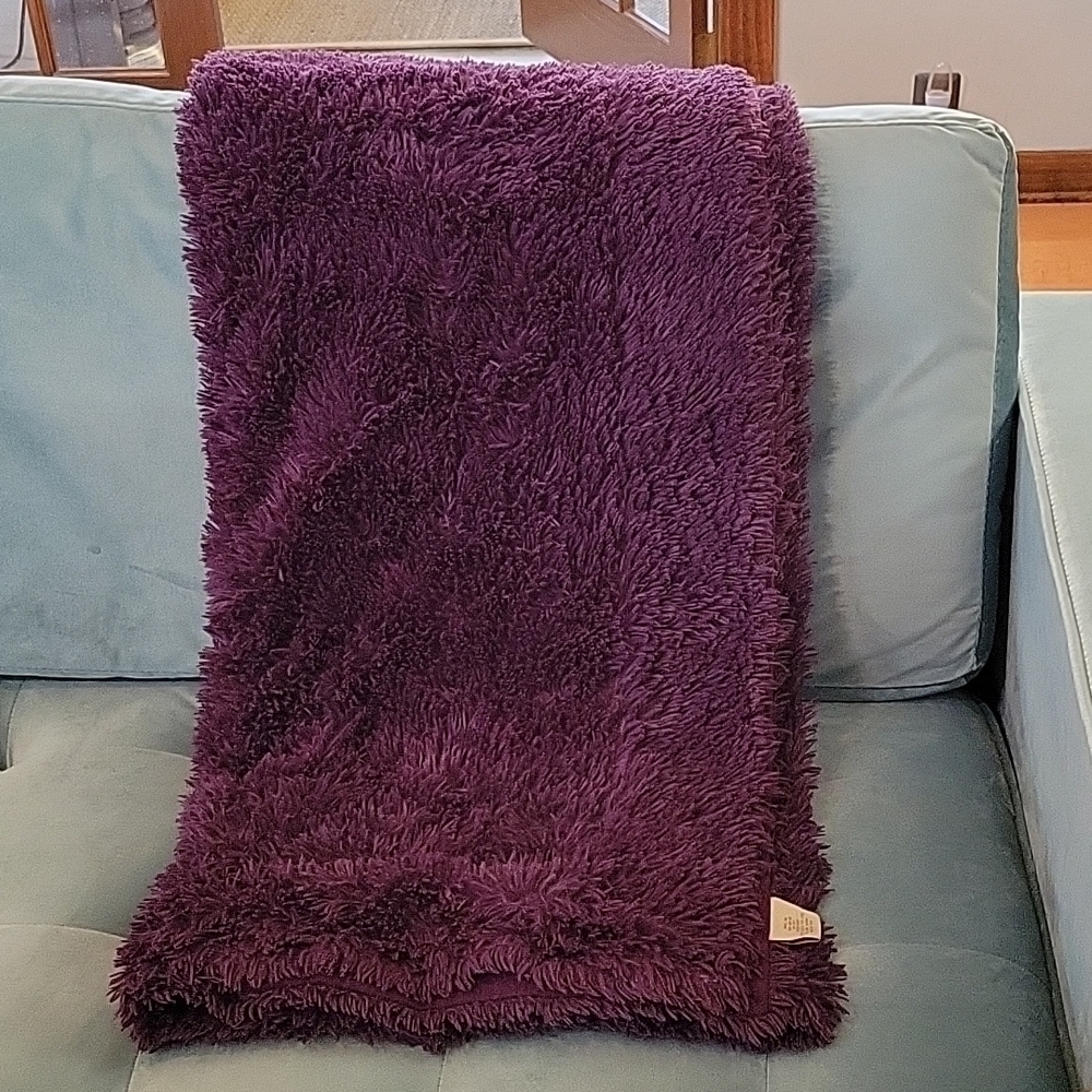 𝅺domain purple 💜 blanket. 66 x 48.  Shag. Nice and soft.